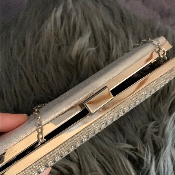 Sophisticated Silver Textured Clutch for Evening Wear - Picture 13 of 14